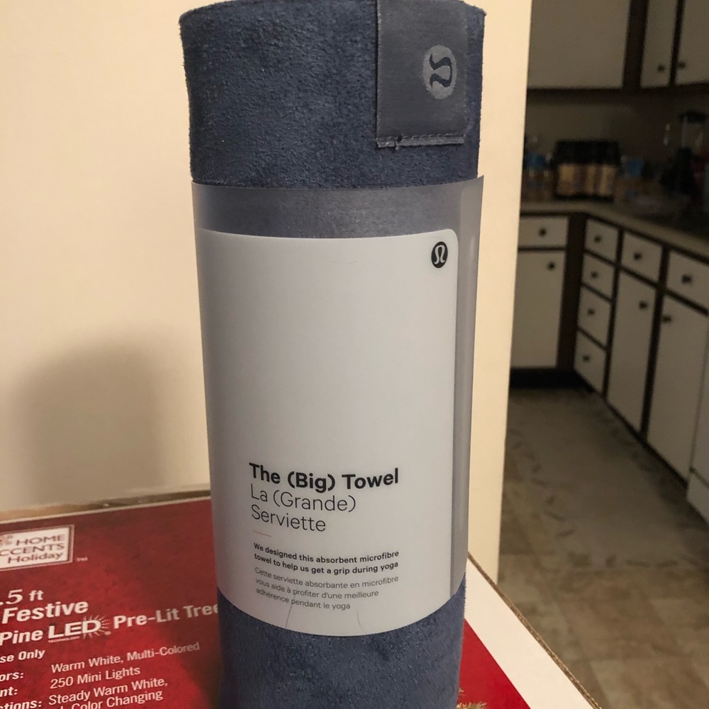 Lulu lemon the (big) towel